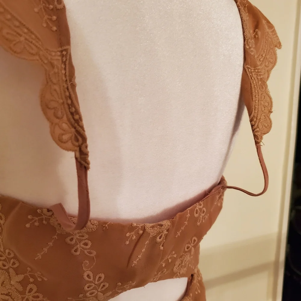 Cute tan romper - Picture 3 of 8